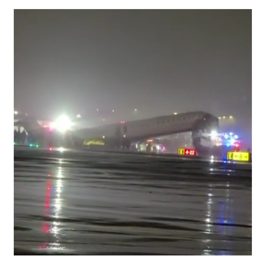 Νέα Υόρκη: Αεροπλάνο της Air Canada συγκρούστηκε με όχημα στη LaGuardia — Δεκάδες τραυματίες και χάος στο αεροδρόμιο