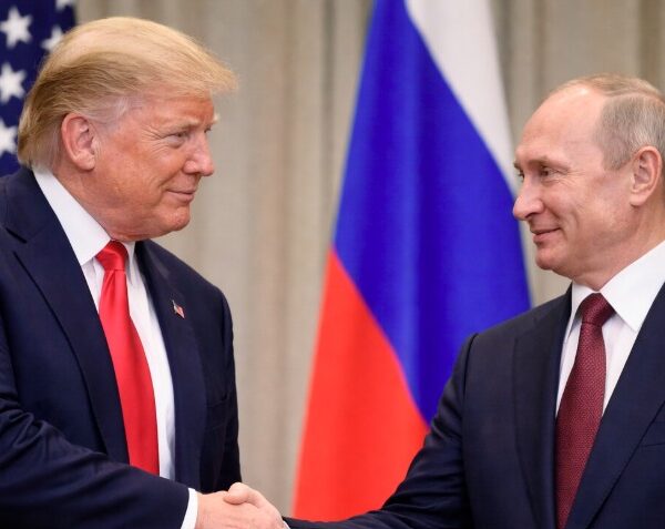 Τραμπ και Πούτιν στο τηλέφωνο – Σενάρια για χαλάρωση των κυρώσεων στη Ρωσία