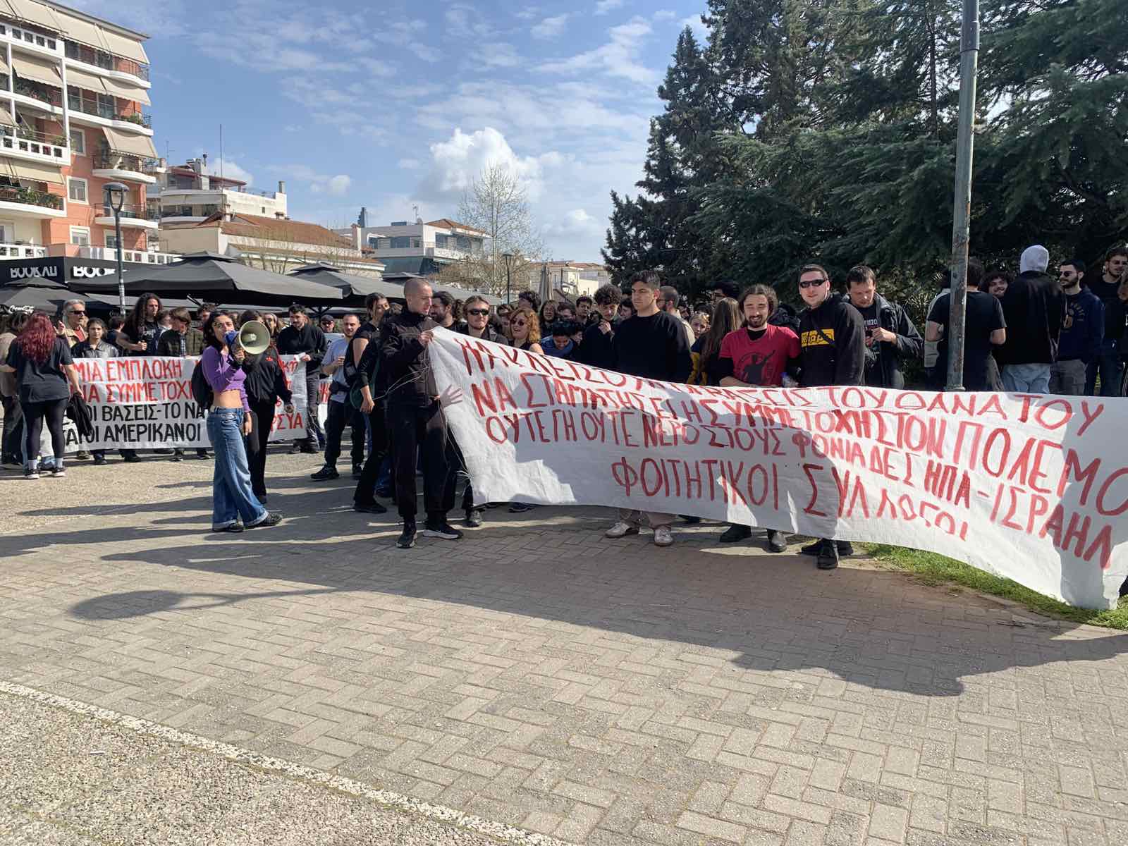 Αντιπολεμική διαδήλωση στη 110 ΠΜ της Λάρισας