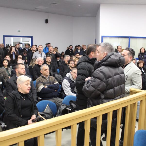 Σε κλίμα οργής για τις συνθήκες διεξαγωγής διακόπηκε για την 1η Απριλίου η δίκη για το έγκλημα στα Τέμπη