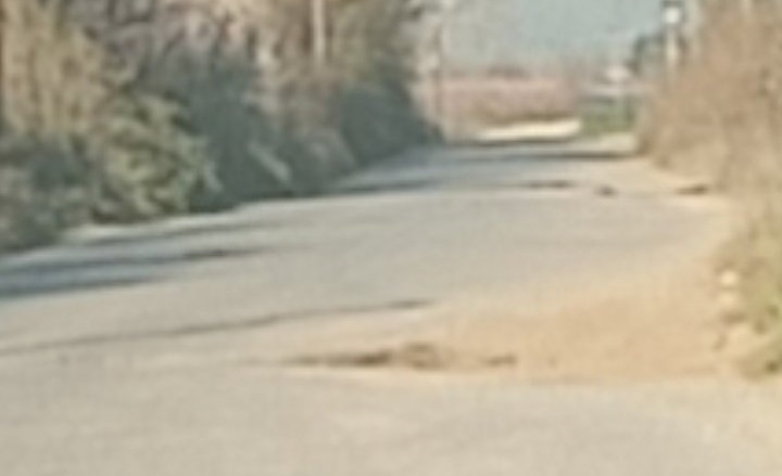 Δρόμος ναρκοπέδιο εγκυμονεί κινδύνους έξω από τη Γιάννουλη