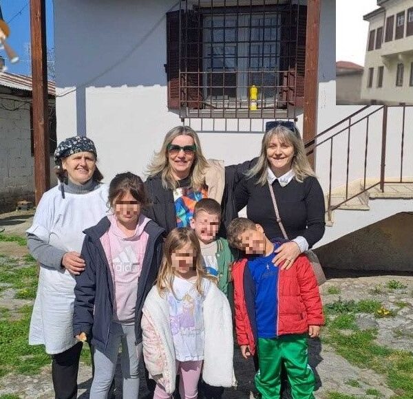 Τα παιδιά του 6ου Νηπιαγωγείου Τυρνάβου στηρίζουν τον Σύλλογο “Ελπίς” με λαχανικά από τον σχολικό κήπο