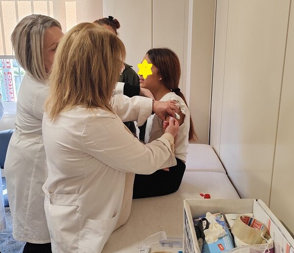 Εμβολιασμός παιδιών Ρομά στον Τύρναβο με το πρόγραμμα «Υγεία για όλους»