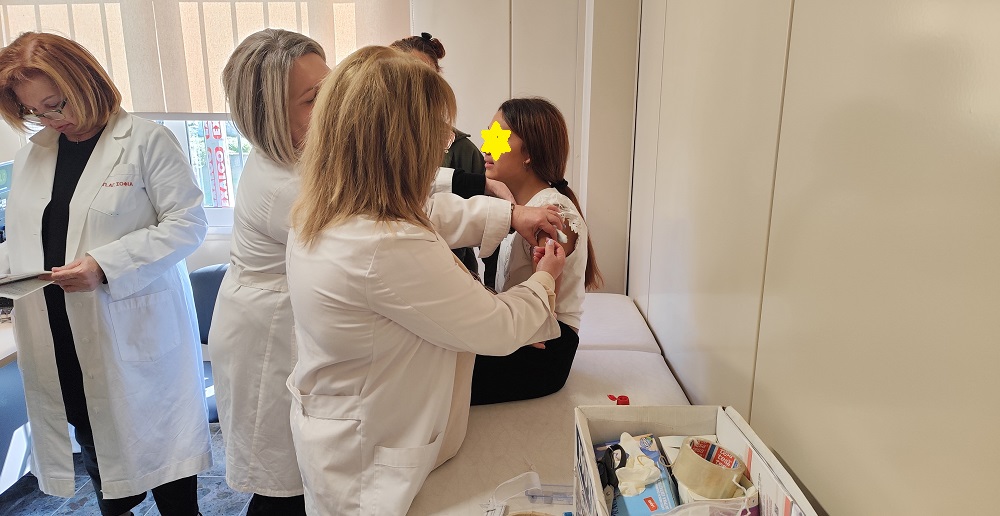 Εμβολιασμός παιδιών Ρομά στον Τύρναβο με το πρόγραμμα «Υγεία για όλους»