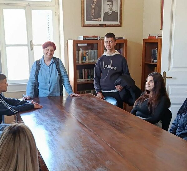 Μαθητές-τριες του ΕΠΑΛ Τυρνάβου επισκέφτηκαν την Δημοτική Βιβλιοθήκη της πόλης