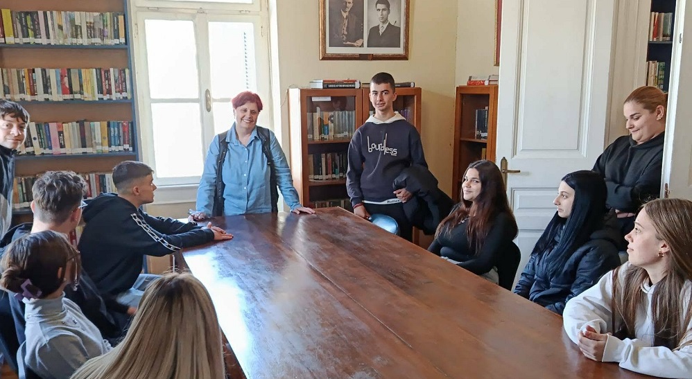 Μαθητές-τριες του ΕΠΑΛ Τυρνάβου επισκέφτηκαν την Δημοτική Βιβλιοθήκη της πόλης