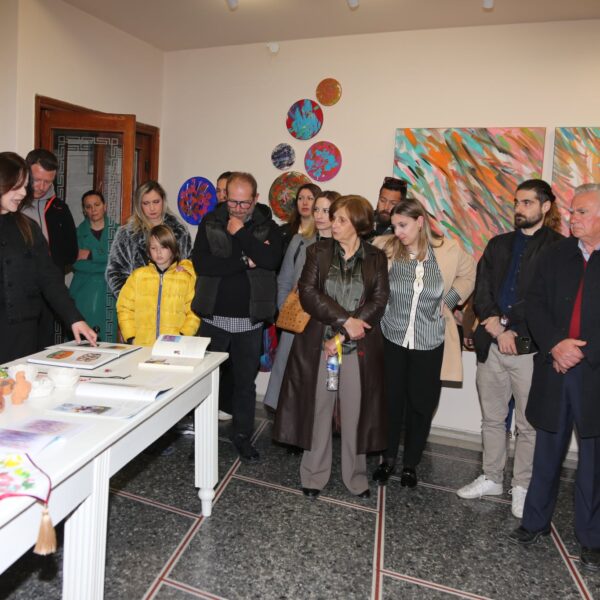 Εγκαινιάστηκε στον Τύρναβο η αναδρομική έκθεση «Αποτυπώματα» της Ελένης Γάτσιου