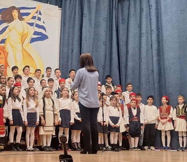 Μαθητική γιορτή του Δημοτικού Σχολείου Νίκαιας για την 25η Μαρτίου