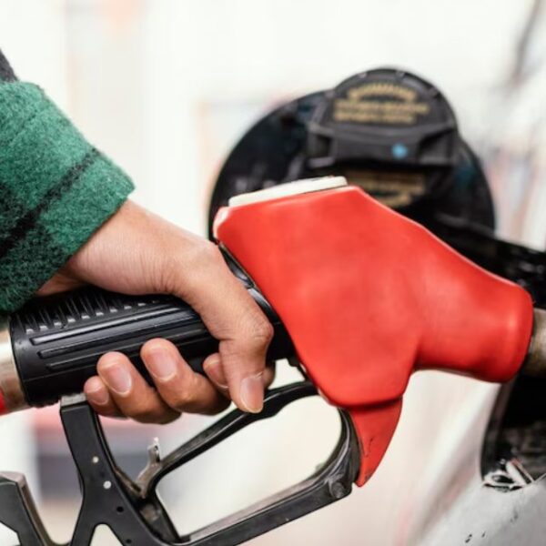 Πήραν φωτιά τα καύσιμα λόγω του πολέμου στο Ιράν