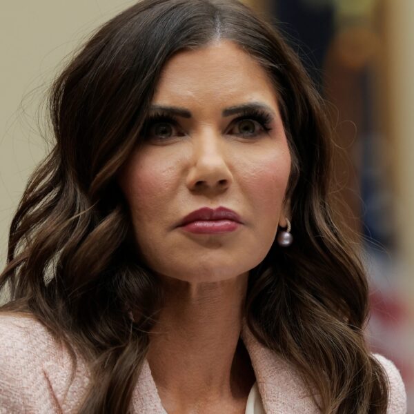 Ο Τραμπ απέλυσε την υπουργό Εσωτερικής Ασφάλειας