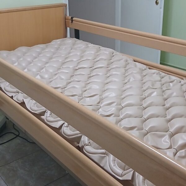 Πωλούνται ηλεκτρικό ιατρικό κρεβάτι και αναπηρικά καρότσια (φωτο)