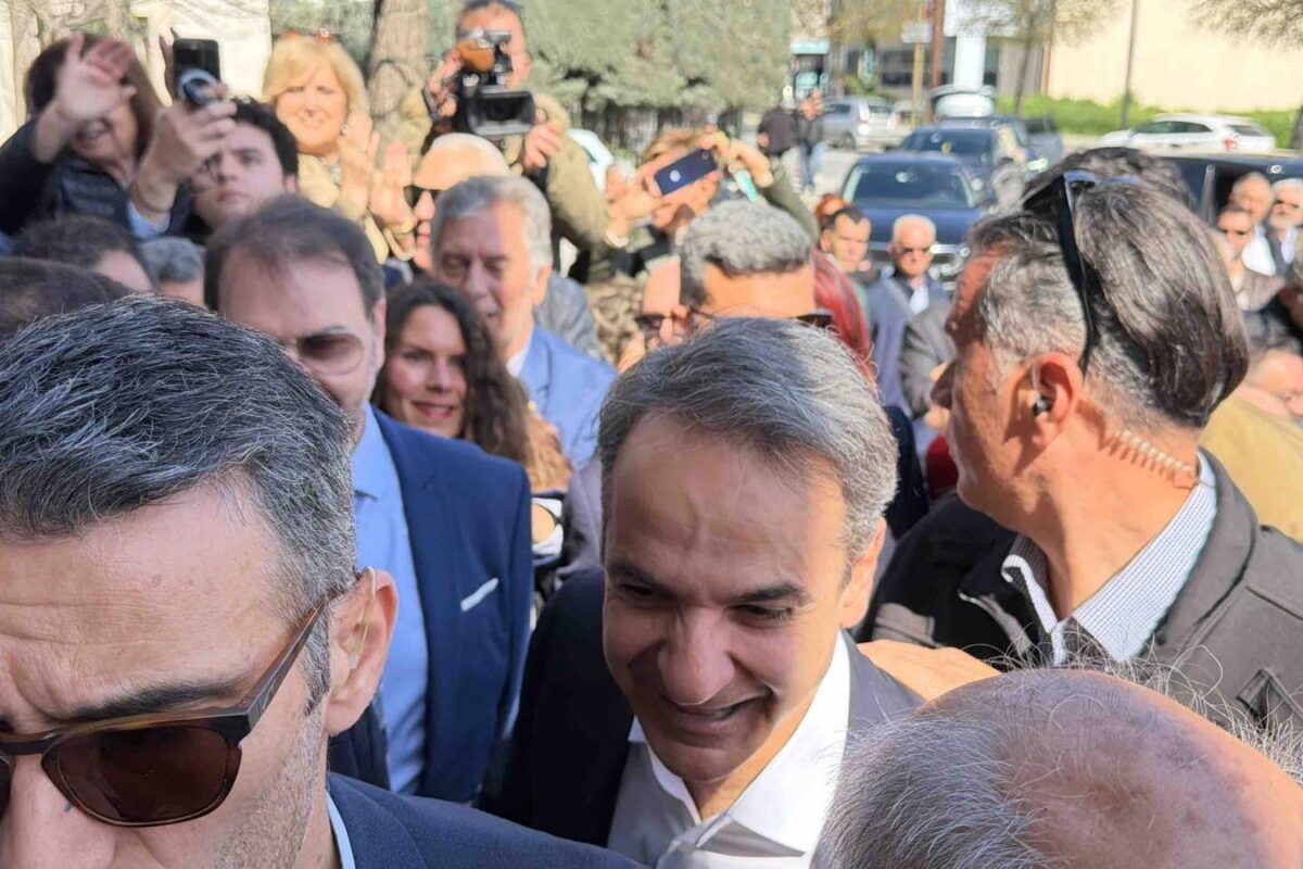 Εφτασε στο προσυνέδριο της ΝΔ ο Κυρ. Μητσοτάκης (φωτο – βίντεο)