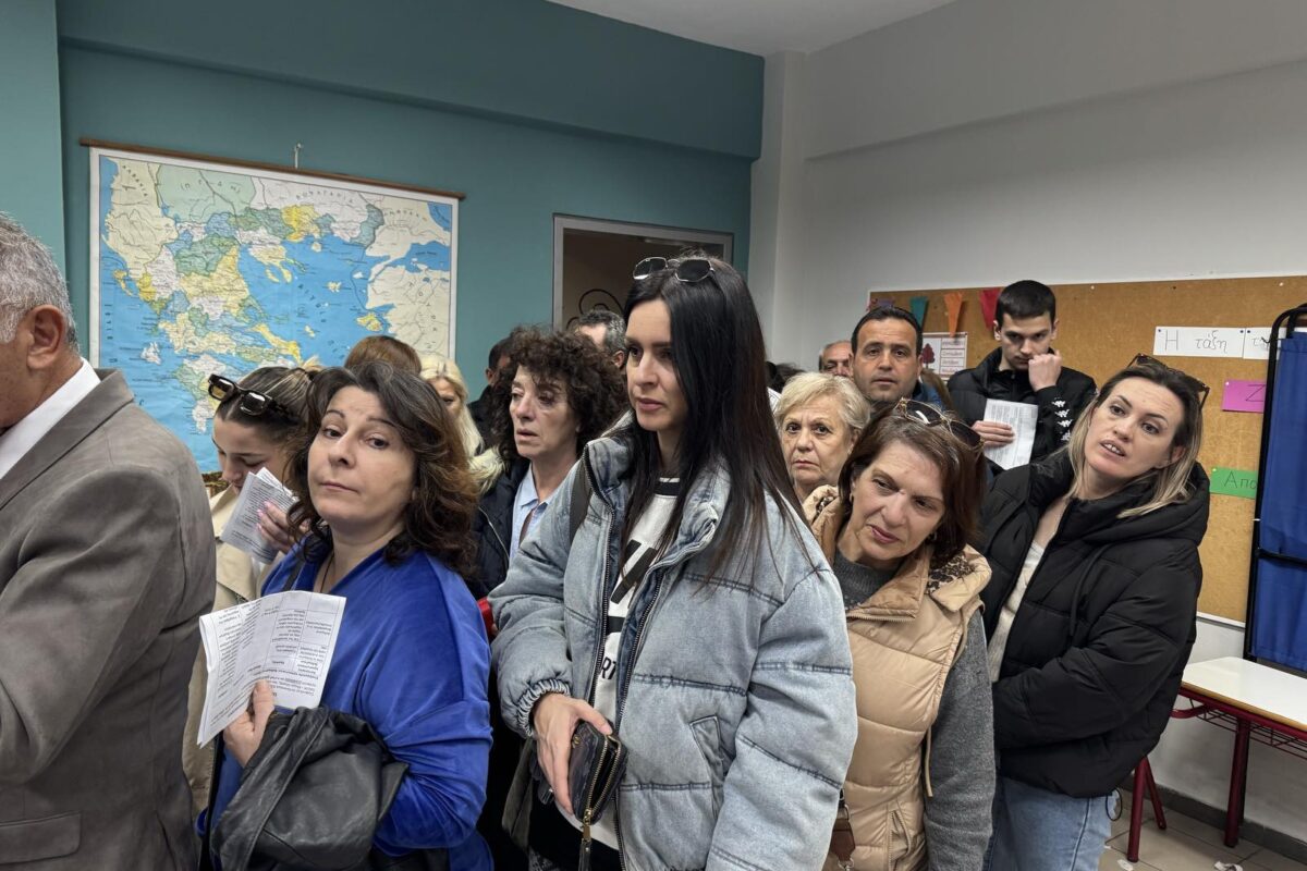 Μεγάλη συμμετοχή στις εκλογές ανάδειξης συνέδρων στο ΠΑΣΟΚ – Μέχρι τις 8 ανοικτές οι κάλπες στη Λάρισα