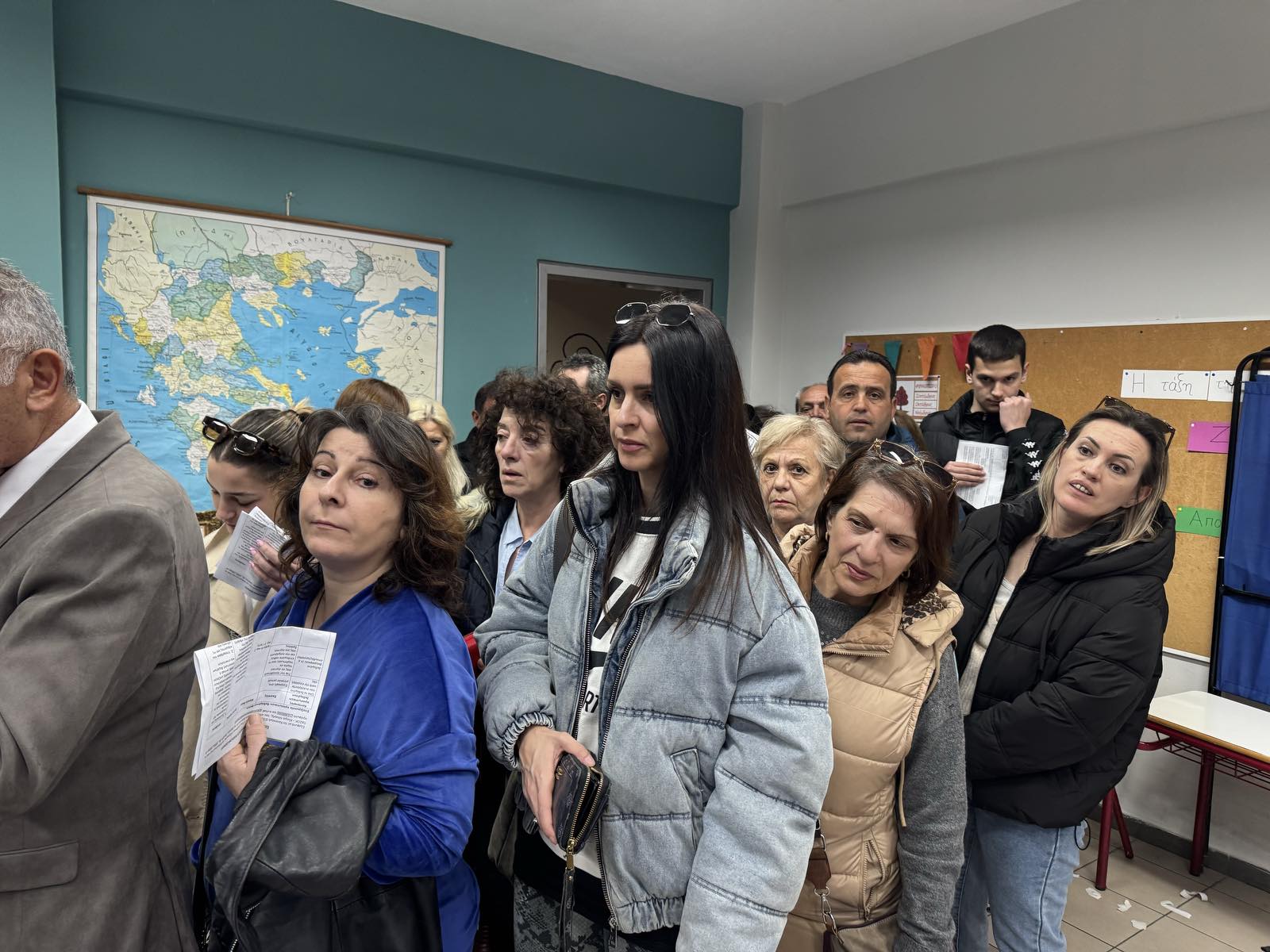 Μεγάλη συμμετοχή στις εκλογές ανάδειξης συνέδρων στο ΠΑΣΟΚ – Μέχρι τις 8 ανοικτές οι κάλπες στη Λάρισα