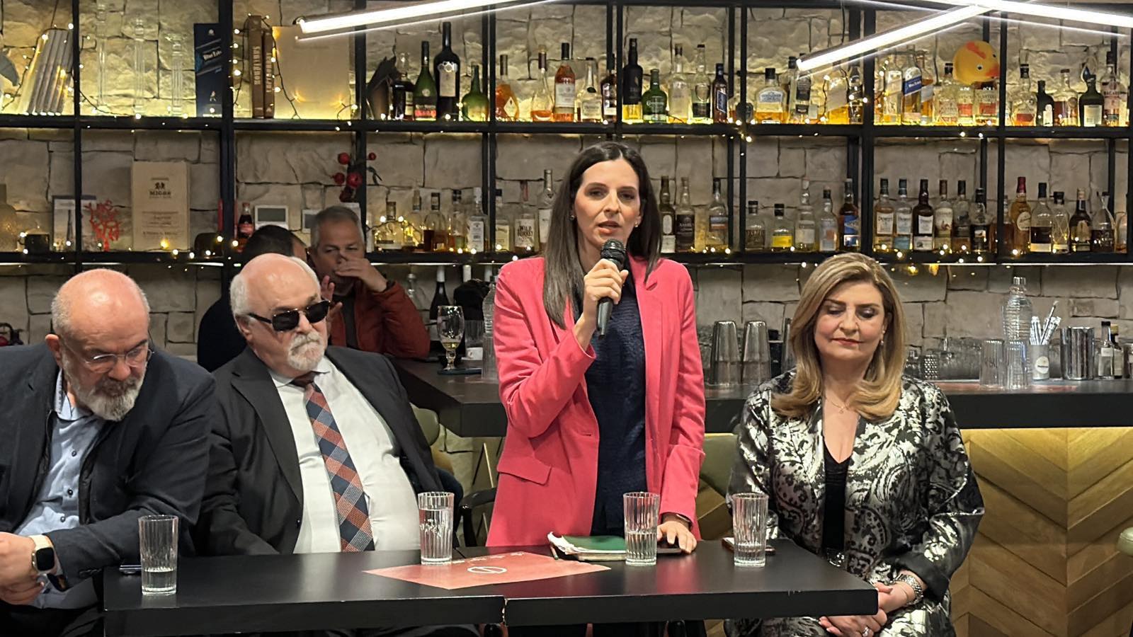 Το ΠΑΣΟΚ αναζητά βηματισμό εξουσίας μέσα από το συνέδριο