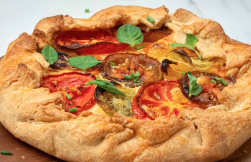 Εύκολη τάρτα με τυριά και ψητή ντομάτα