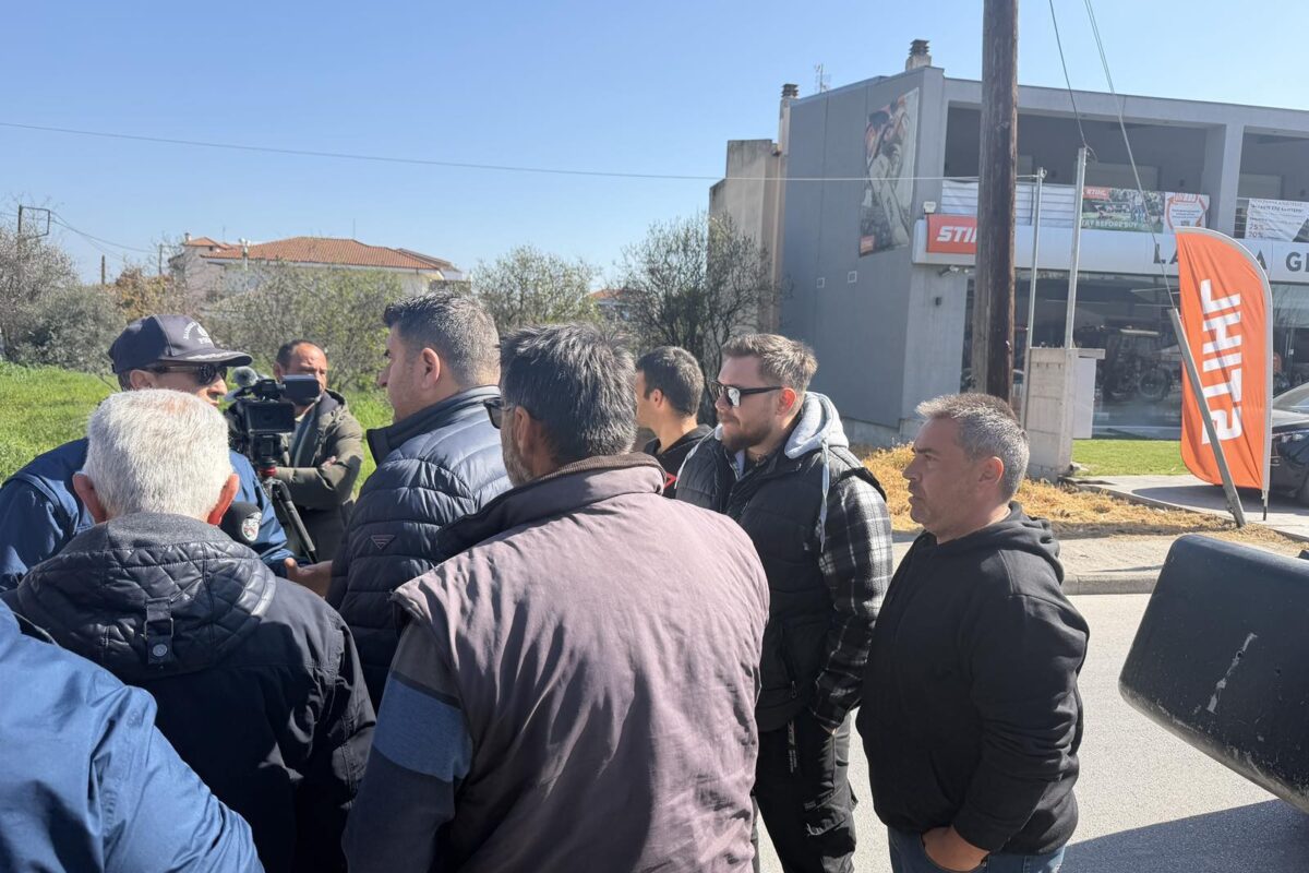 Με τρακτέρ υποδέχθηκαν τον Κυρ. Μητσοτάκη οι αγρότες στη Λάρισα