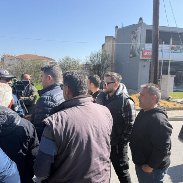 Με τρακτέρ υποδέχθηκαν τον Κυρ. Μητσοτάκη οι αγρότες στη Λάρισα