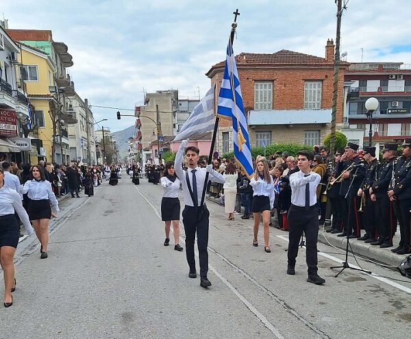 Με λαμπρότητα παρουσία πλήθους κόσμου ο εορτασμός της 25ης Μαρτίου στον Τύρναβο- Δείτε στιγμιότυπα