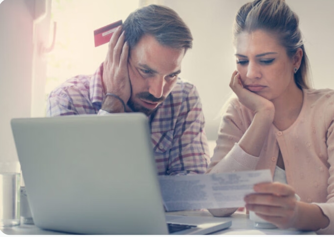 Στο ναδίρ η εμπιστοσύνη των νοικοκυριών – «Τρώνε» από τις καταθέσεις τους ενώ οι δείκτες «ευημερούν»