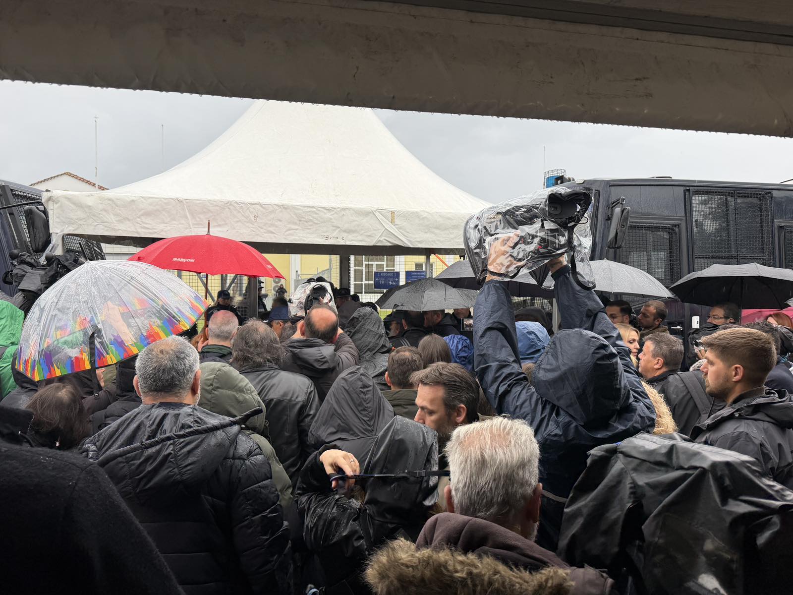 Έγκλημα στα Τέμπη: Εν μέσω αντιδράσεων και με ανοιχτό το ενδεχόμενο διακοπής συνεχίζεται σήμερα η δίκη