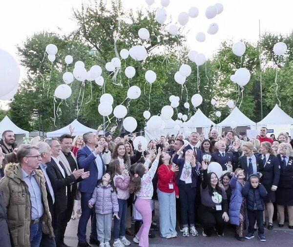 “Μαζί μια Αγκαλιά” στη Λάρισα: Μαζική συμμετοχή και ισχυρό μήνυμα πρόληψης και αλληλεγγύης