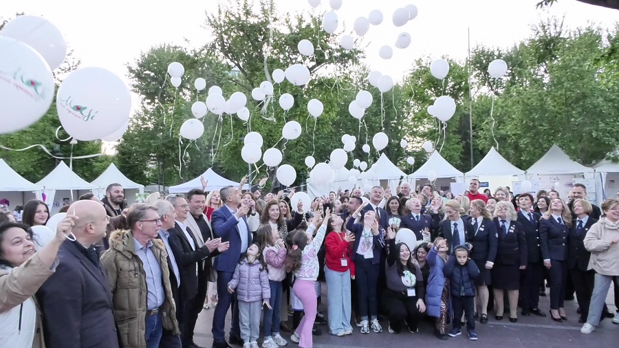 “Μαζί μια Αγκαλιά” στη Λάρισα: Μαζική συμμετοχή και ισχυρό μήνυμα πρόληψης και αλληλεγγύης
