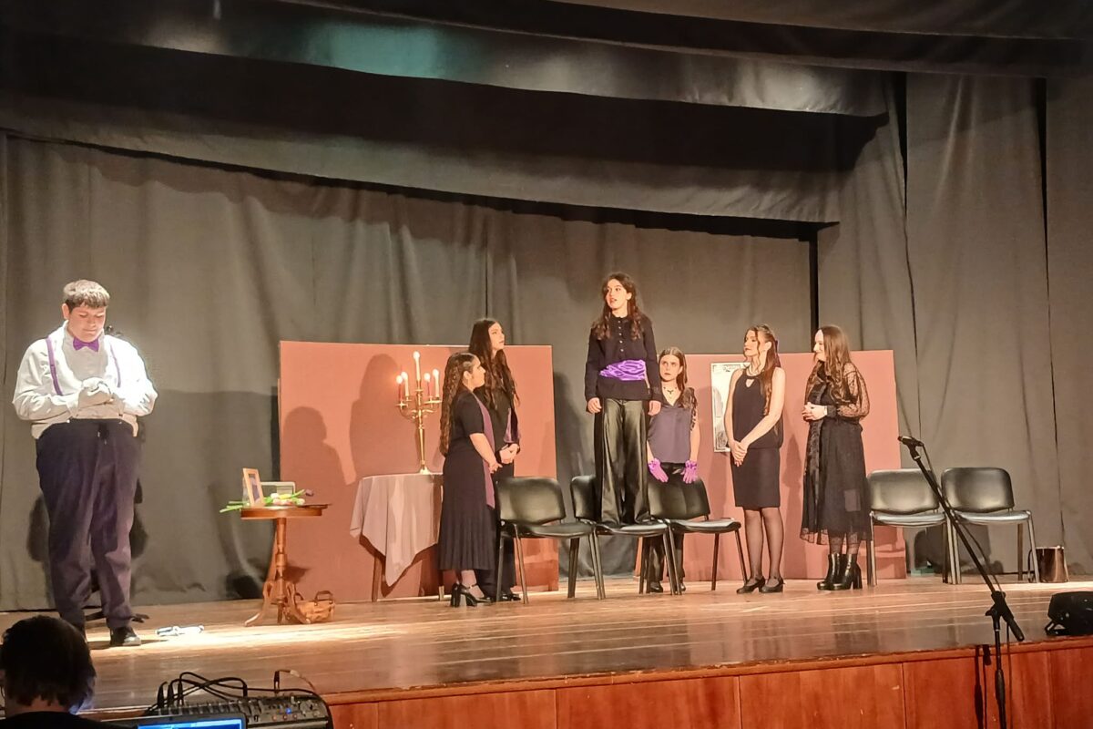 Όμορφη παράσταση από τη θεατρική ομάδα του ΓΕΛ Τυρνάβου
