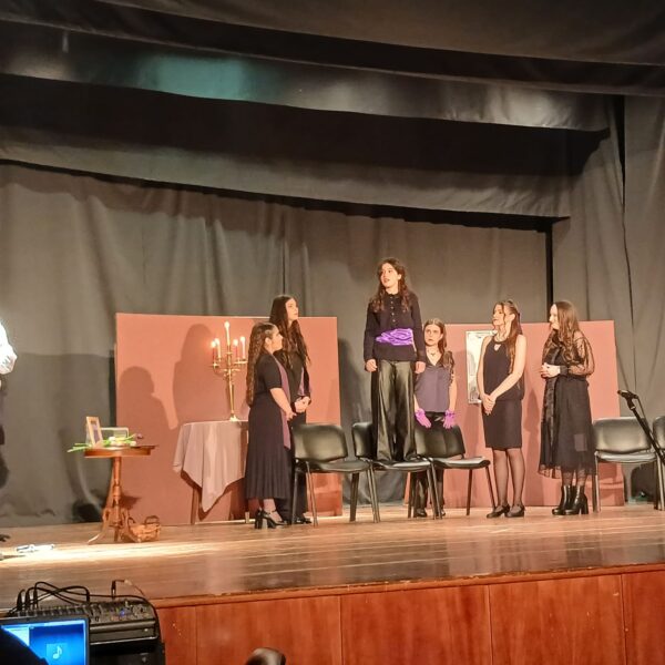 Όμορφη παράσταση από τη θεατρική ομάδα του ΓΕΛ Τυρνάβου