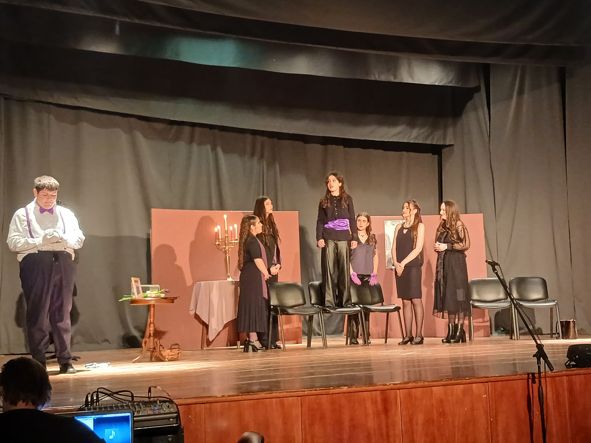 Όμορφη παράσταση από τη θεατρική ομάδα του ΓΕΛ Τυρνάβου