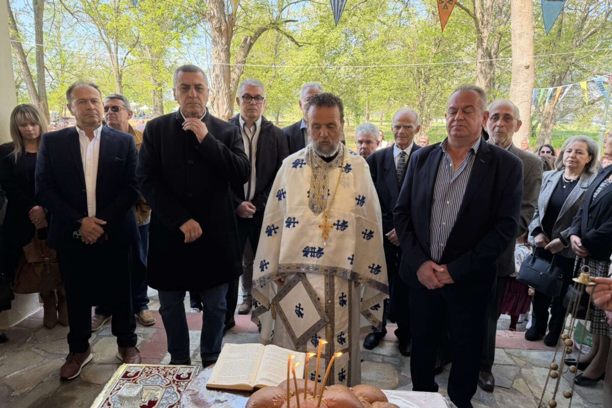 Πλήθος πιστών στο πανηγυρίζον εκκλησάκι του Αγίου Θωμά στον Αμπελώνα