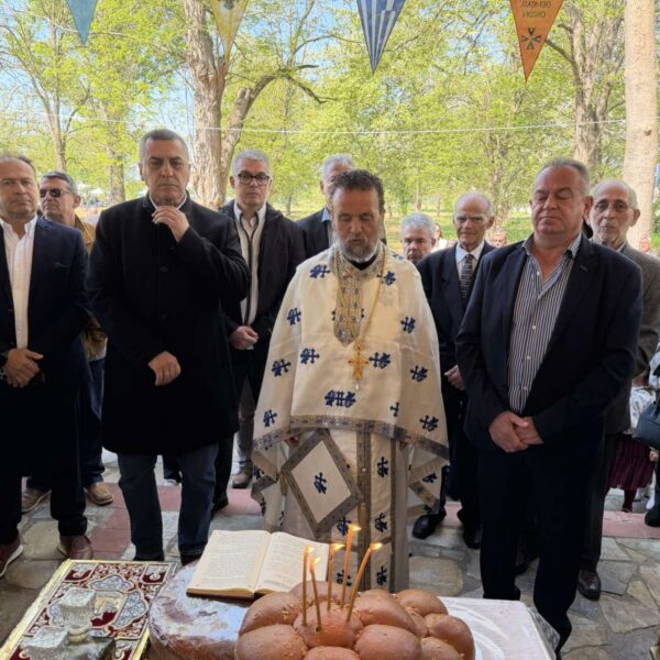 Πλήθος πιστών στο πανηγυρίζον εκκλησάκι του Αγίου Θωμά στον Αμπελώνα