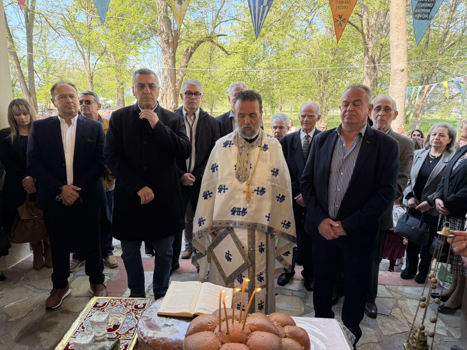 Πλήθος πιστών στο πανηγυρίζον εκκλησάκι του Αγίου Θωμά στον Αμπελώνα