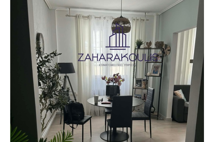 Πωλείται ανακαινισμένο και επιπλωμένο διαμέρισμα στη Λάρισα