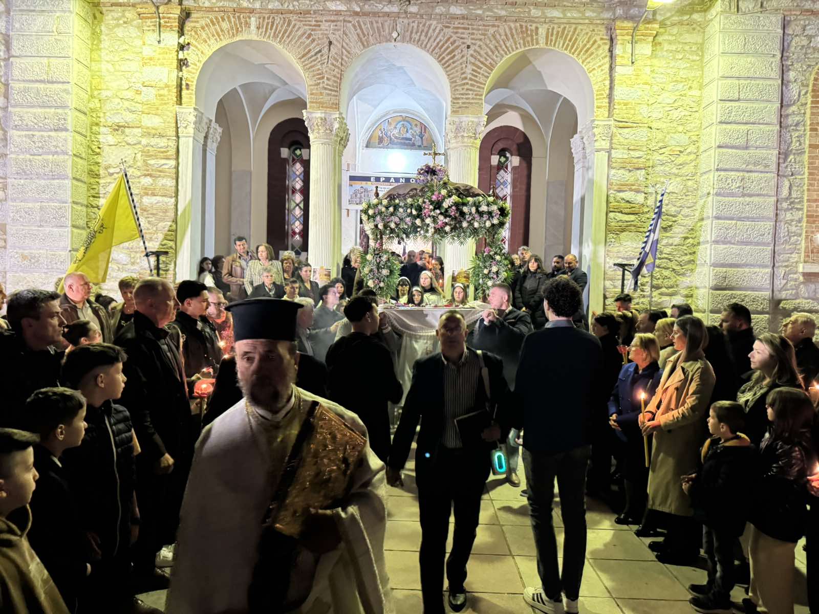 Κατάνυξη και ευλάβεια στην περιφορά του επιταφίου της Παναγίας στον Αμπελώνα