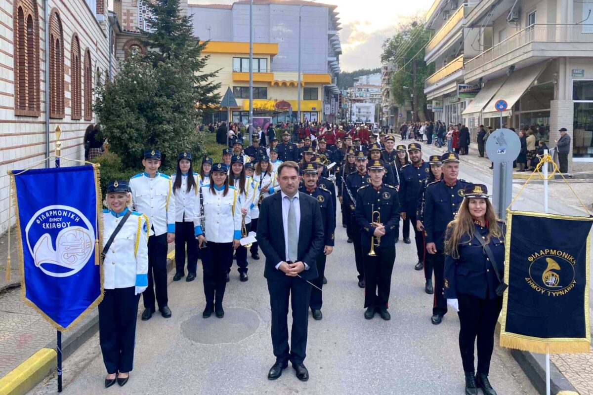 Καταχειροκροτήθηκε στην Κοζάνη η Φιλαρμονική του δήμου Τυρνάβου