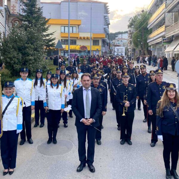 Καταχειροκροτήθηκε στην Κοζάνη η Φιλαρμονική του δήμου Τυρνάβου