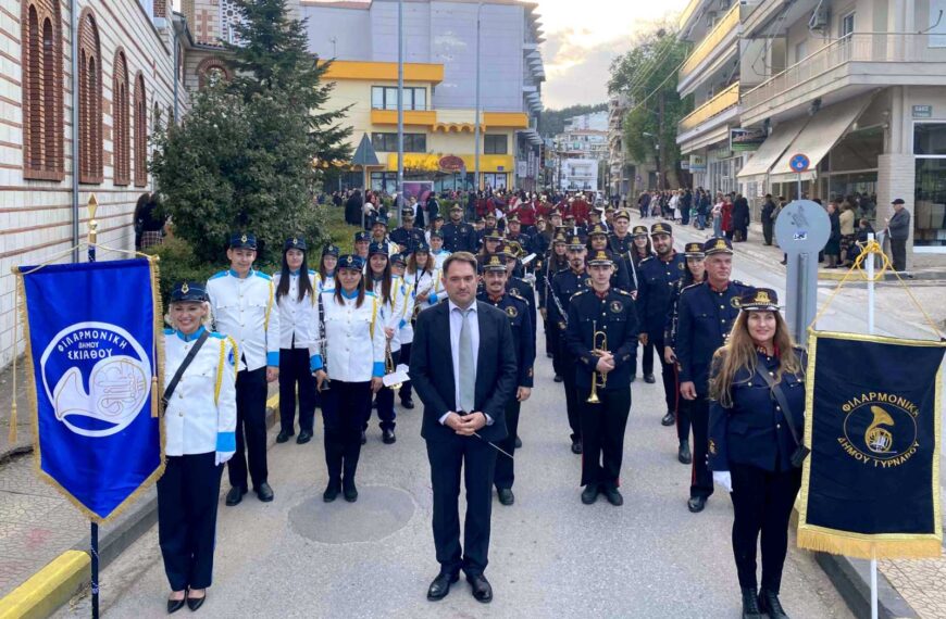 Καταχειροκροτήθηκε στην Κοζάνη η Φιλαρμονική του δήμου Τυρνάβου