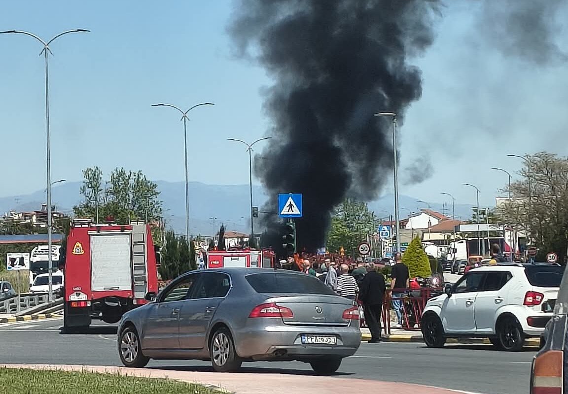 Τρόμος με φλεγόμενο αυτοκίνητο στη Λάρισα