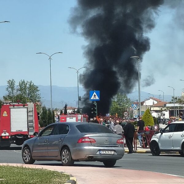 Τρόμος με φλεγόμενο αυτοκίνητο στη Λάρισα