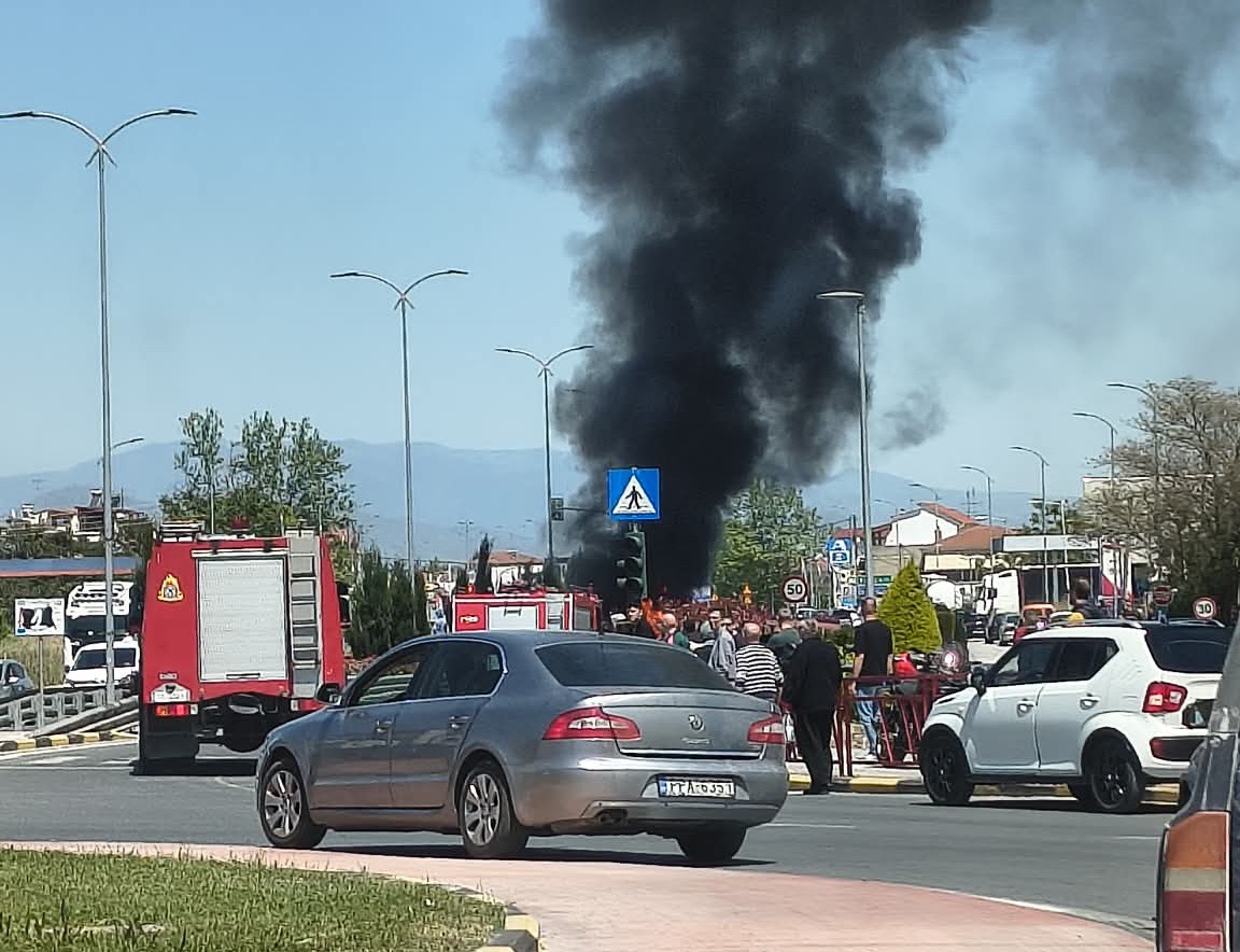 Τρόμος με φλεγόμενο αυτοκίνητο στη Λάρισα