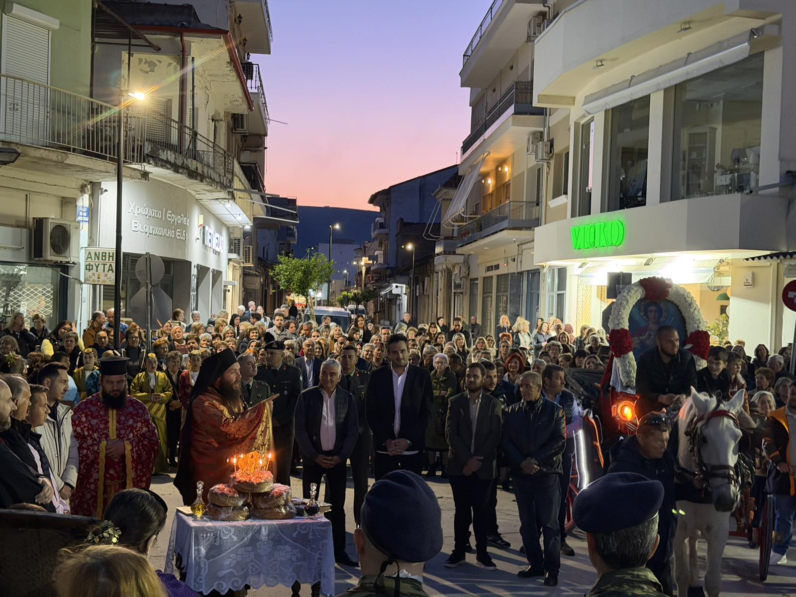 Με άλογα η περιφορά της εικόνας του Αγίου Γεωργίου στον Τύρναβο (φωτορεπορτάζ)