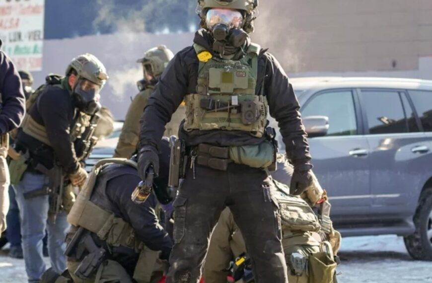 ΗΠΑ: Σύλληψη 86χρονης Γαλλίδας με χειροπέδες από την ICE προκαλεί διεθνείς αντιδράσεις