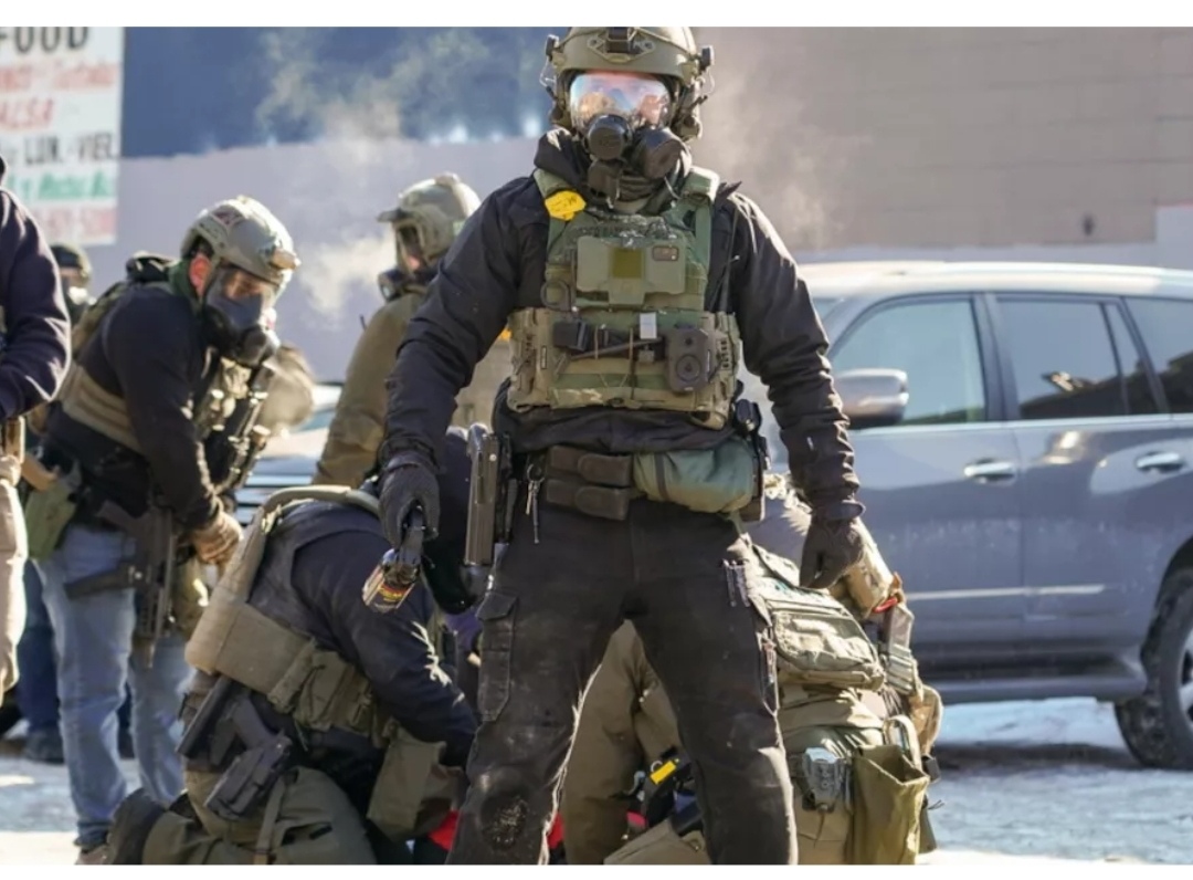 ΗΠΑ: Σύλληψη 86χρονης Γαλλίδας με χειροπέδες από την ICE προκαλεί διεθνείς αντιδράσεις