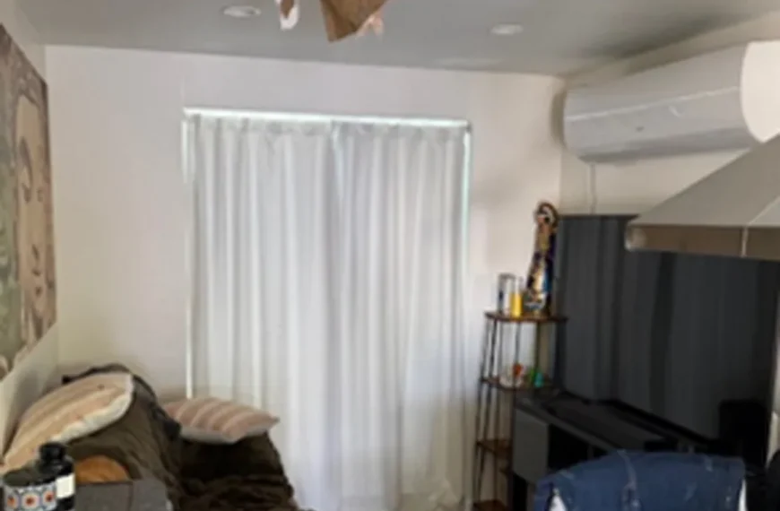 Κομμάτι πάγου έπεσε από τον ουρανό και διέλυσε τη στέγη σπιτιού