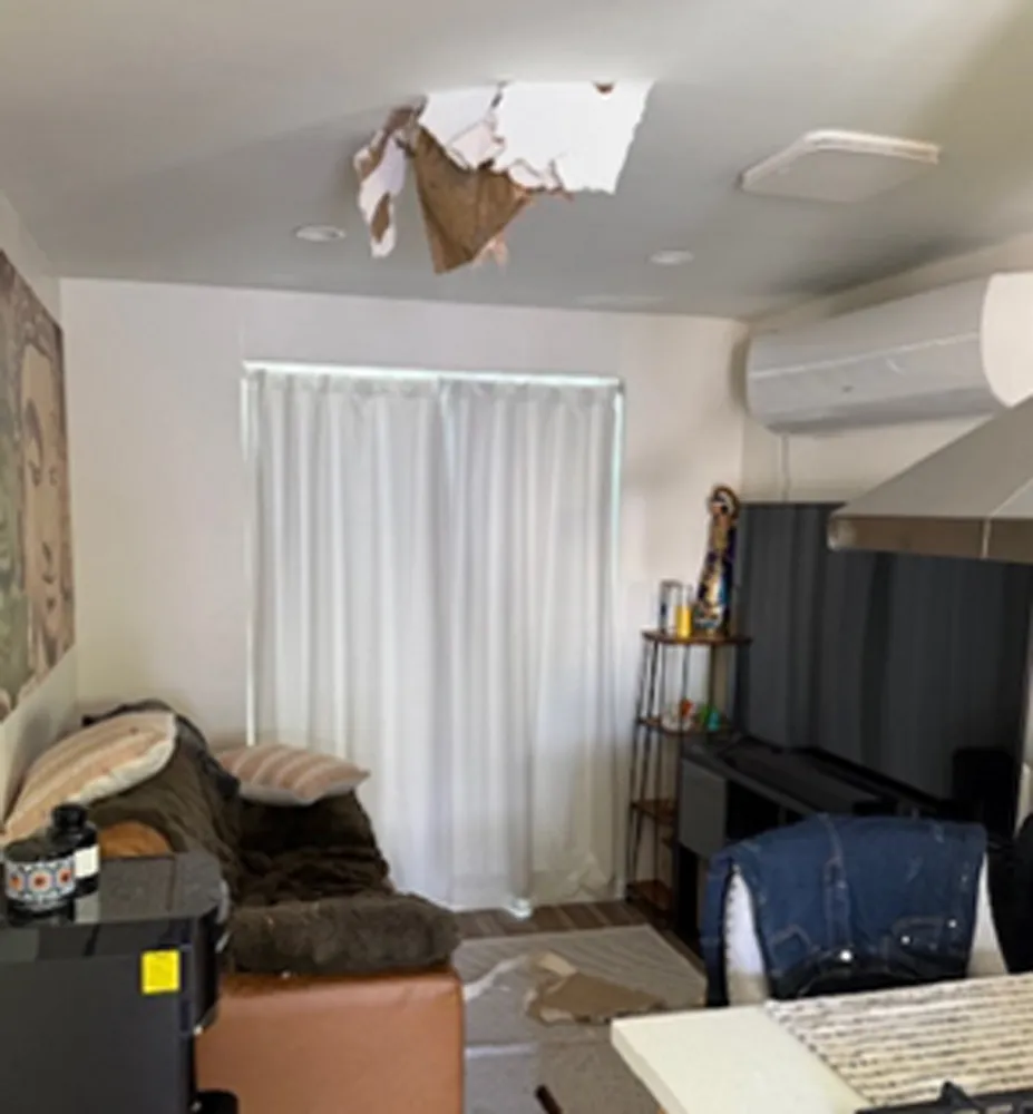 Κομμάτι πάγου έπεσε από τον ουρανό και διέλυσε τη στέγη σπιτιού