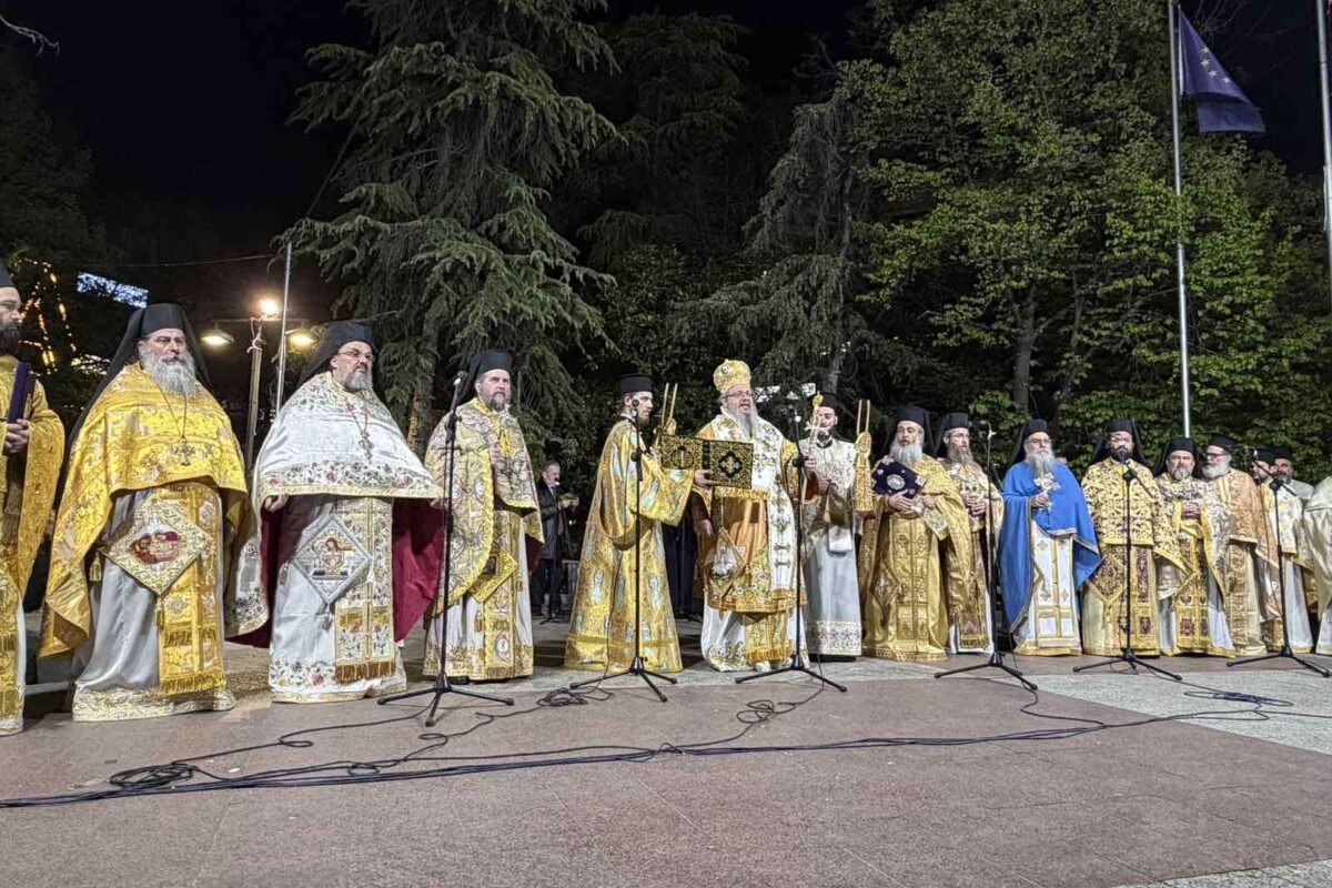 Δείτε φωτορεπορτάζ από την κατανυκτική περιφορά και σύναξη των επιταφίων στη Λάρισα