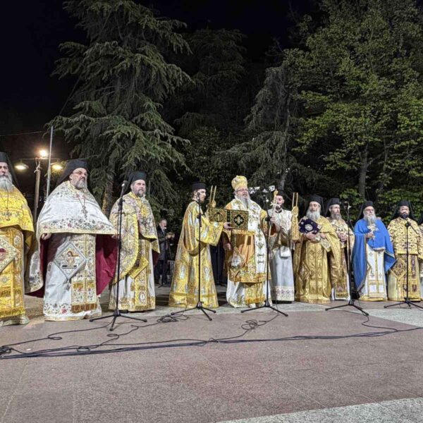 Δείτε φωτορεπορτάζ από την κατανυκτική περιφορά και σύναξη των επιταφίων στη Λάρισα