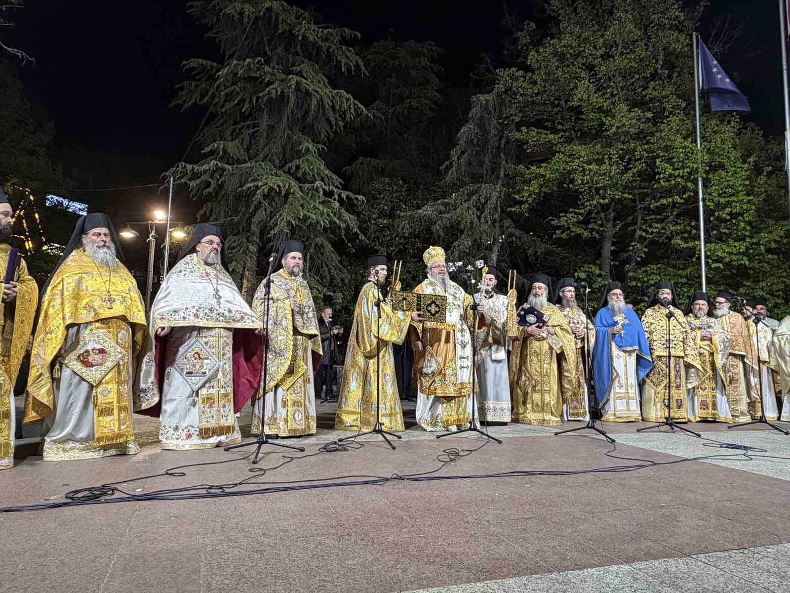 Δείτε φωτορεπορτάζ από την κατανυκτική περιφορά και σύναξη των επιταφίων στη Λάρισα