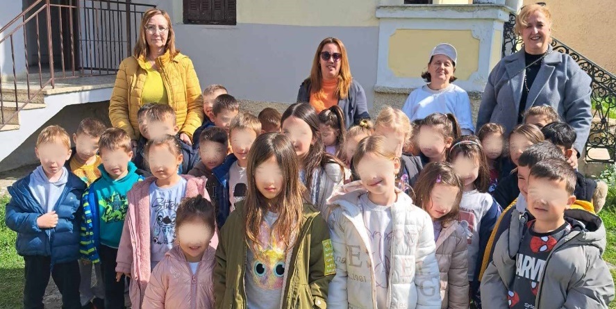 «Μικρά Χέρια, Μεγάλες Πράξεις!»: Προσφορά τροφίμων από το 1ο Νηπιαγωγείο Τυρνάβου στον Σύλλογο «Ελπίς»